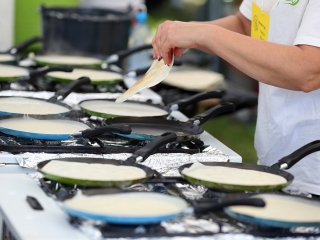 Palacsinta hegyek - Rekordra készülnek Földváron - fotó: Sándor Judit