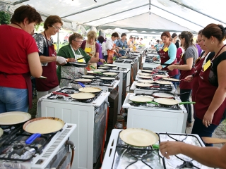 Palacsinta hegyek - Rekordra készülnek Földváron - fotó: Sándor Judit