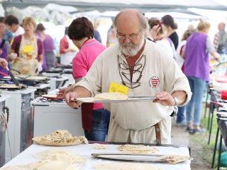 Palacsinta hegyek - Rekordra készülnek Földváron - fotó: Sándor Judit