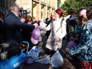 Figyelemfelhívó séta a mellrák ellen - fotó: Sándor Judit