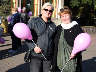 Figyelemfelhívó séta a mellrák ellen - fotó: Sándor Judit