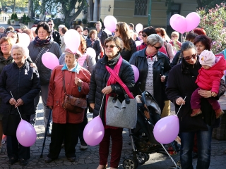 Figyelemfelhívó séta a mellrák ellen - fotó: Sándor Judit