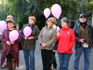 Figyelemfelhívó séta a mellrák ellen - fotó: Sándor Judit