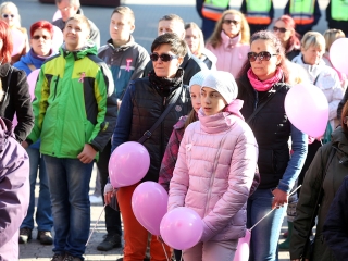 Figyelemfelhívó séta a mellrák ellen - fotó: Sándor Judit