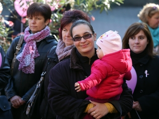 Figyelemfelhívó séta a mellrák ellen - fotó: Sándor Judit