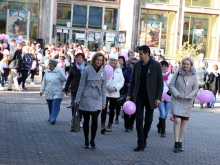 Figyelemfelhívó séta a mellrák ellen - fotó: Sándor Judit