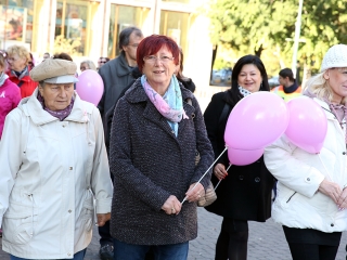Figyelemfelhívó séta a mellrák ellen - fotó: Sándor Judit