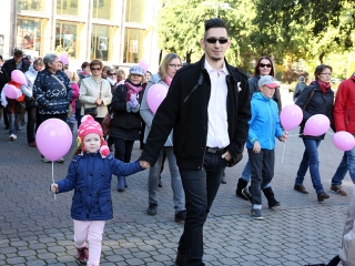 Figyelemfelhívó séta a mellrák ellen - fotó: Sándor Judit