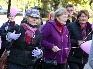 Figyelemfelhívó séta a mellrák ellen - fotó: Sándor Judit