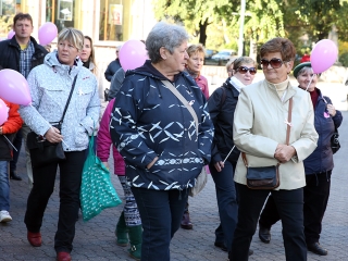 Figyelemfelhívó séta a mellrák ellen - fotó: Sándor Judit