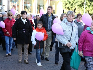 Figyelemfelhívó séta a mellrák ellen - fotó: Sándor Judit