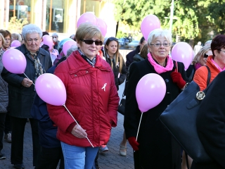 Figyelemfelhívó séta a mellrák ellen - fotó: Sándor Judit