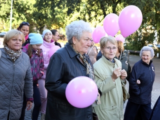Figyelemfelhívó séta a mellrák ellen - fotó: Sándor Judit