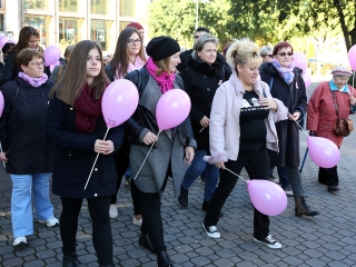 Figyelemfelhívó séta a mellrák ellen - fotó: Sándor Judit