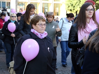 Figyelemfelhívó séta a mellrák ellen - fotó: Sándor Judit