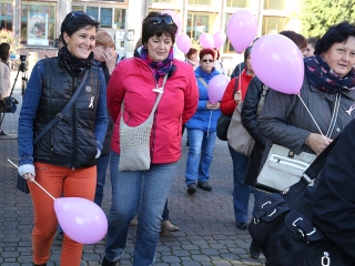 Figyelemfelhívó séta a mellrák ellen - fotó: Sándor Judit
