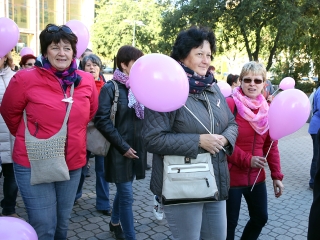 Figyelemfelhívó séta a mellrák ellen - fotó: Sándor Judit