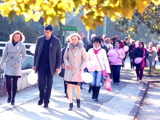 Figyelemfelhívó séta a mellrák ellen - fotó: Sándor Judit