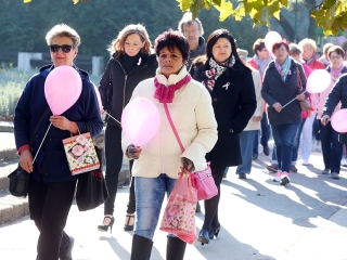 Figyelemfelhívó séta a mellrák ellen - fotó: Sándor Judit