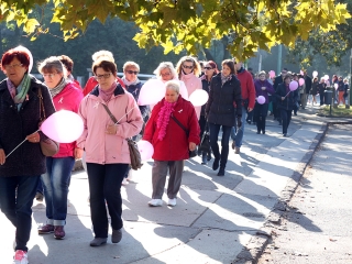 Figyelemfelhívó séta a mellrák ellen - fotó: Sándor Judit