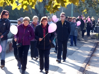 Figyelemfelhívó séta a mellrák ellen - fotó: Sándor Judit