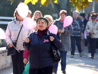 Figyelemfelhívó séta a mellrák ellen - fotó: Sándor Judit