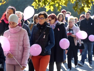 Figyelemfelhívó séta a mellrák ellen - fotó: Sándor Judit