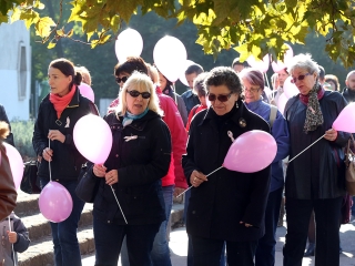 Figyelemfelhívó séta a mellrák ellen - fotó: Sándor Judit