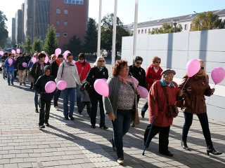 Figyelemfelhívó séta a mellrák ellen - fotó: Sándor Judit