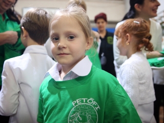 Elsősavató a Petőfiben - fotó: Sándor Judit