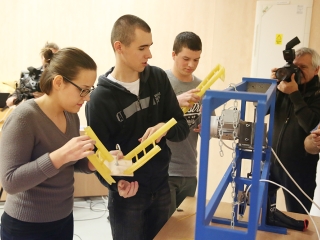 Tésztahíd-építő verseny - fotó: Sándor Judit