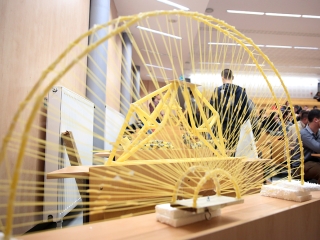 Tésztahíd-építő verseny - fotó: Sándor Judit