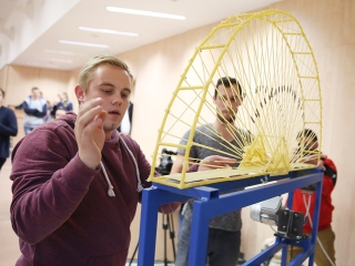 Tésztahíd-építő verseny - fotó: Sándor Judit