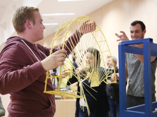 Tésztahíd-építő verseny - fotó: Sándor Judit