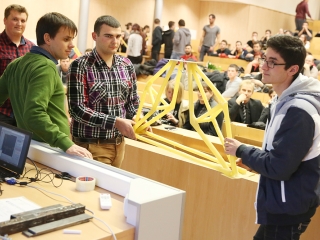 Tésztahíd-építő verseny - fotó: Sándor Judit