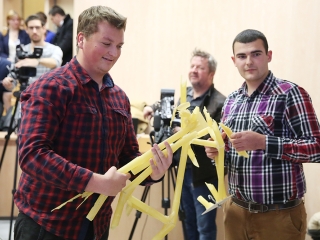 Tésztahíd-építő verseny - fotó: Sándor Judit