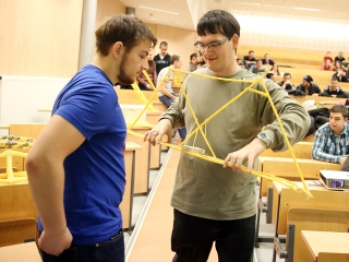 Tésztahíd-építő verseny - fotó: Sándor Judit