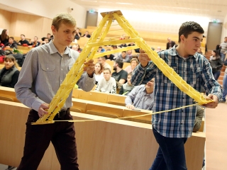 Tésztahíd-építő verseny - fotó: Sándor Judit