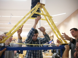 Tésztahíd-építő verseny - fotó: Sándor Judit