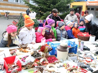 Koszorúkészítés kalákában - fotó: Sándor Judit