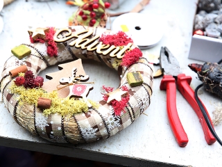 Koszorúkészítés kalákában - fotó: Sándor Judit