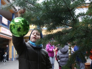 Koszorúkészítés kalákában - fotó: Sándor Judit