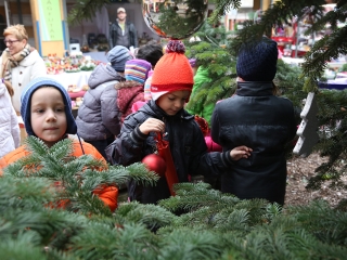 Koszorúkészítés kalákában - fotó: Sándor Judit