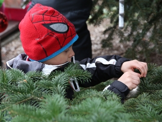 Koszorúkészítés kalákában - fotó: Sándor Judit