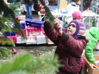 Koszorúkészítés kalákában - fotó: Sándor Judit