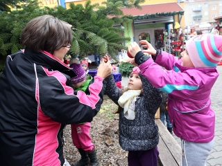 Koszorúkészítés kalákában - fotó: Sándor Judit