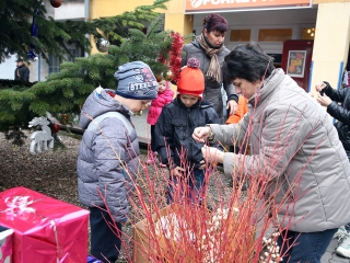 Koszorúkészítés kalákában - fotó: Sándor Judit