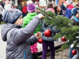 Koszorúkészítés kalákában - fotó: Sándor Judit