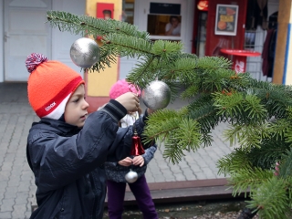 Koszorúkészítés kalákában - fotó: Sándor Judit