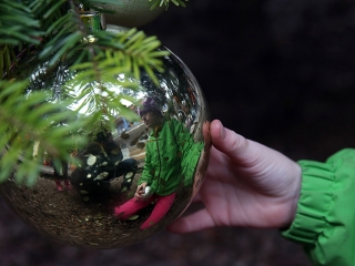 Koszorúkészítés kalákában - fotó: Sándor Judit